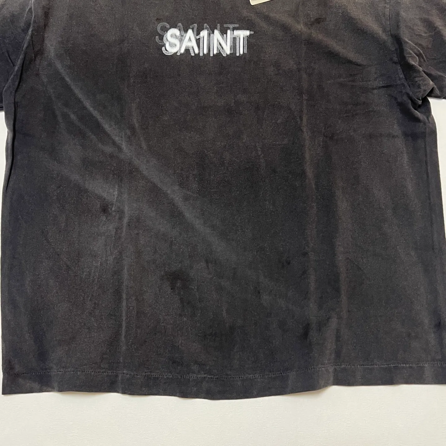 SAINT Mxxxxxx SEVEN DEADLY SS TEE/BLK Phantom SAINT Seven Deadly Sins Printed TEE Washed Black S-XL Look for cylindrical fabrics with no side seams. Don’t buy open width fabrics anymore. It’s boring. Assute garments are dyed. The whole piece is sprayed with Ma Liu. Then spray the heavy parts to fade. The collar and cuffs are frayed. Many hangings are frayed. Accessories are complete. Customized original consistent main mark/wash mark/little angel anti-counterfeiting mark.